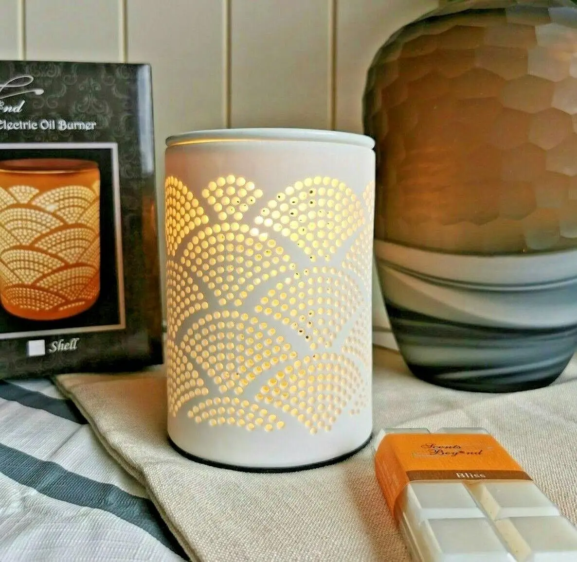 Fin White Ceramic Shell Pattern Electric Oil Burner Lamp Free Wax & Globe - Home & Garden