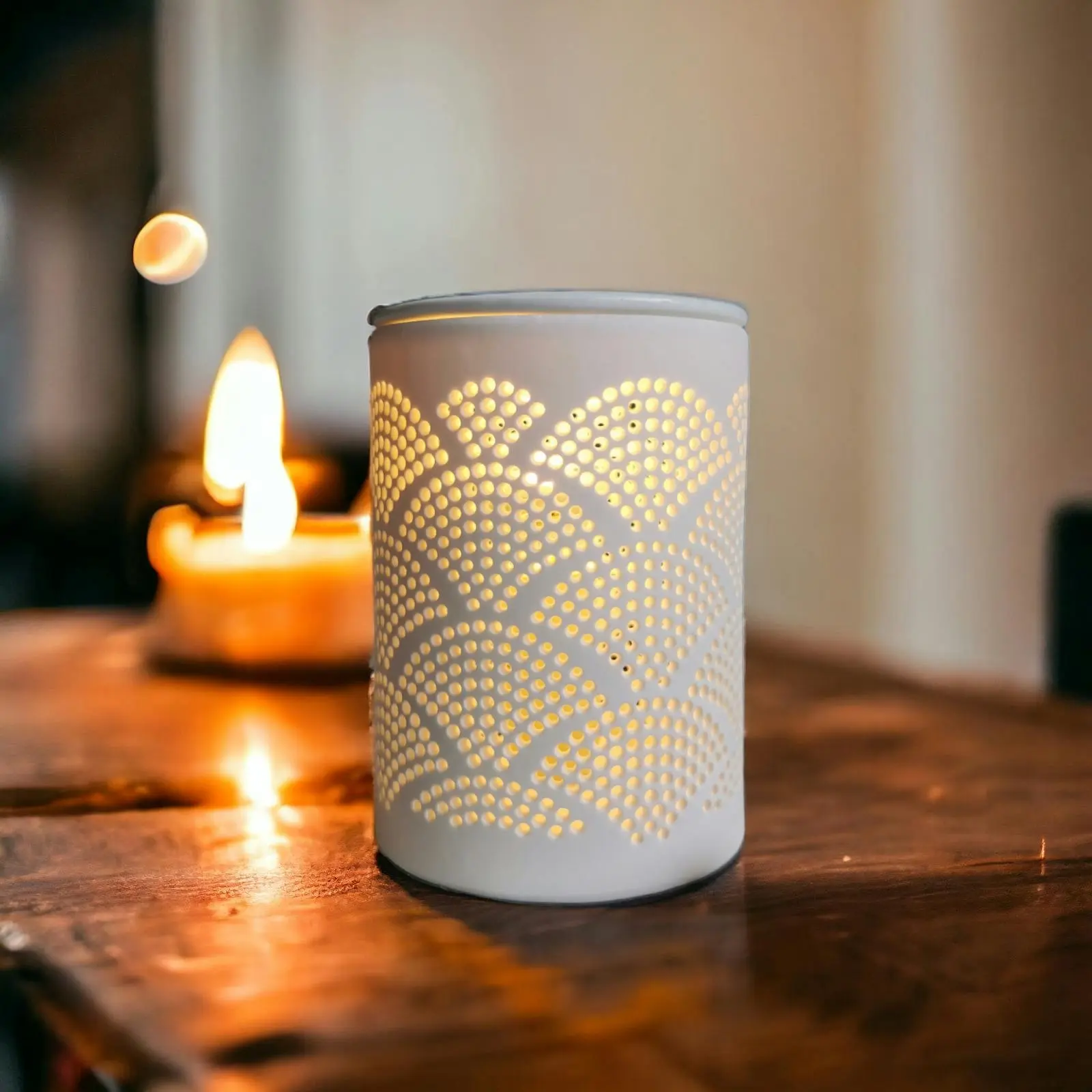 Fin White Ceramic Shell Pattern Electric Oil Burner Lamp With Free Wax & Globe - Home & Garden